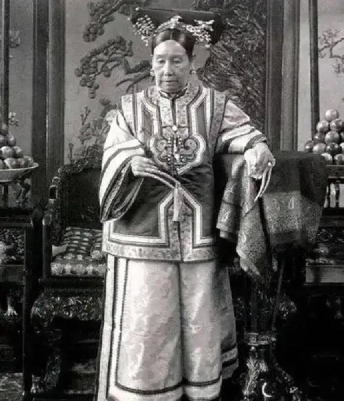 1907年，72岁慈禧看上袁世凯的17岁儿子袁克文。她问袁世凯：“把他留给我叶赫那拉家，如何？”袁世