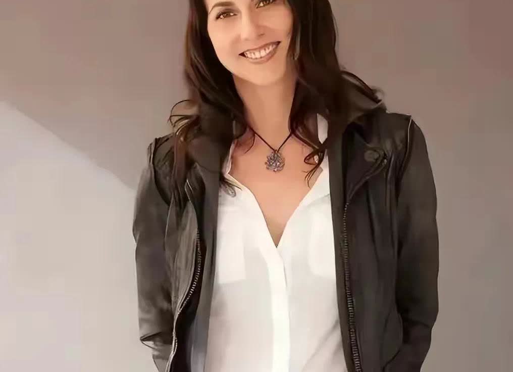 比起桑切斯，其实贝佐斯前妻才是人生大赢家。年轻时的她端庄淑女，虽不是大美人，但命