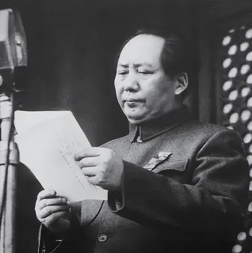 1949年秋，新政协第一次会议的现场陷入了一片短暂的沉默。这一切只因在选举中央人