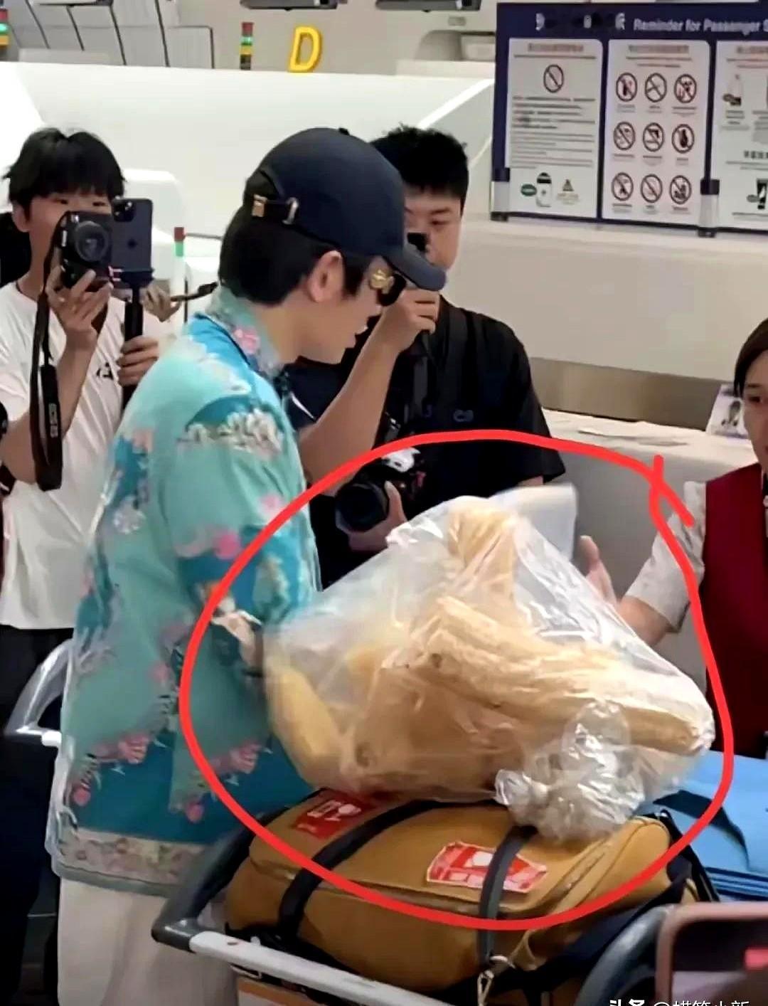 丁禹兮真的给我整破防了！别人去录节目都是大包小包带行李，他倒好录个综艺节目，