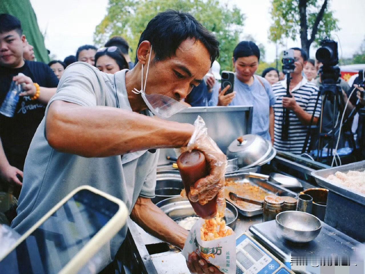 万万想不到景德镇这波流量，竟被鸡排哥的带飞了？谁能想到，一块6块钱的鸡排背后