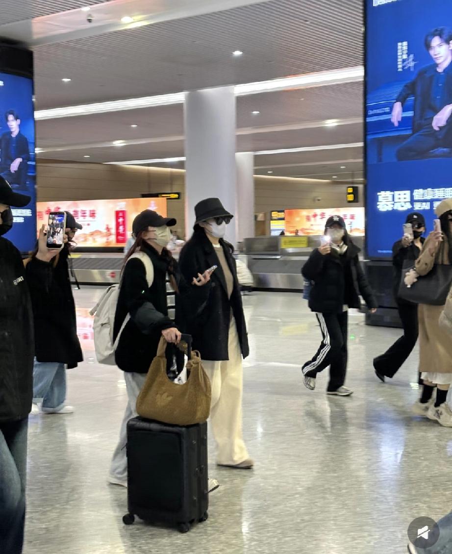 周涛怕了，捂得那么严实，还是在机场被粉丝蹲守了！3月17日，重庆机场，周涛还