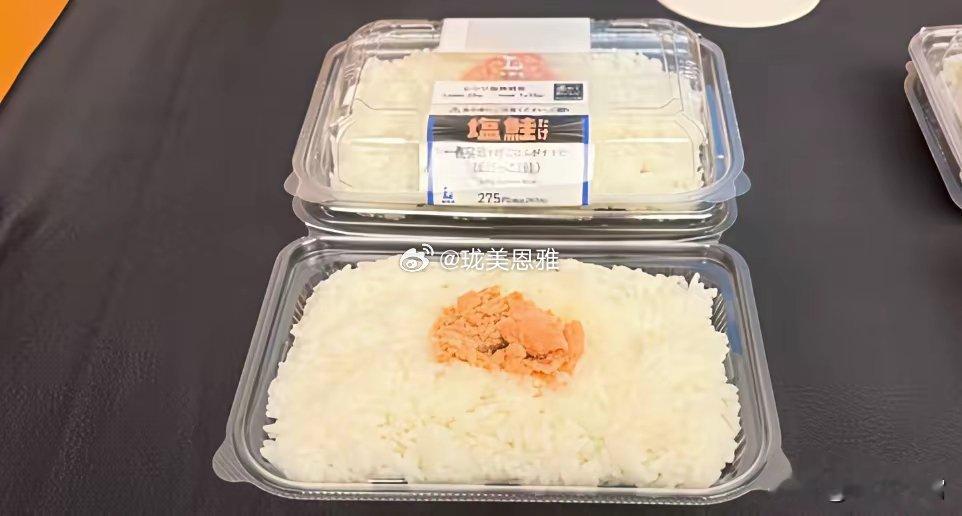 日本人吃的酱油泡饭便当275日元，合人民币12元除了碳水别的啥也没有连个咸鸭蛋，