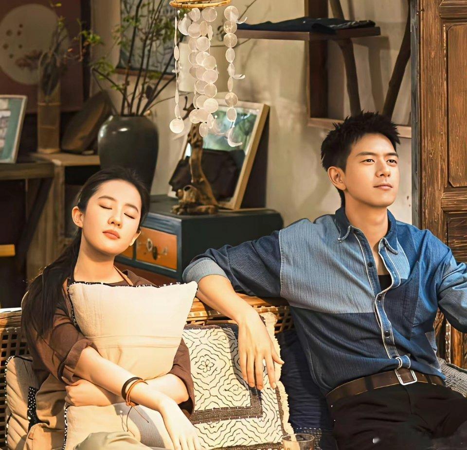 别等《有风的地方2》官宣了。核心信息就一句：制作方正用顶级待遇，死磕刘亦菲和李现