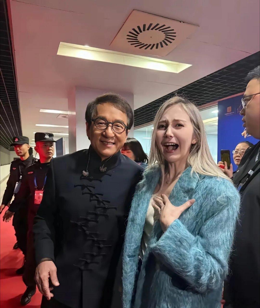 俄罗斯歌手卡捷琳娜偶遇成龙后激动落泪，彰显成龙作为全球功夫巨星的强大国际影响力，