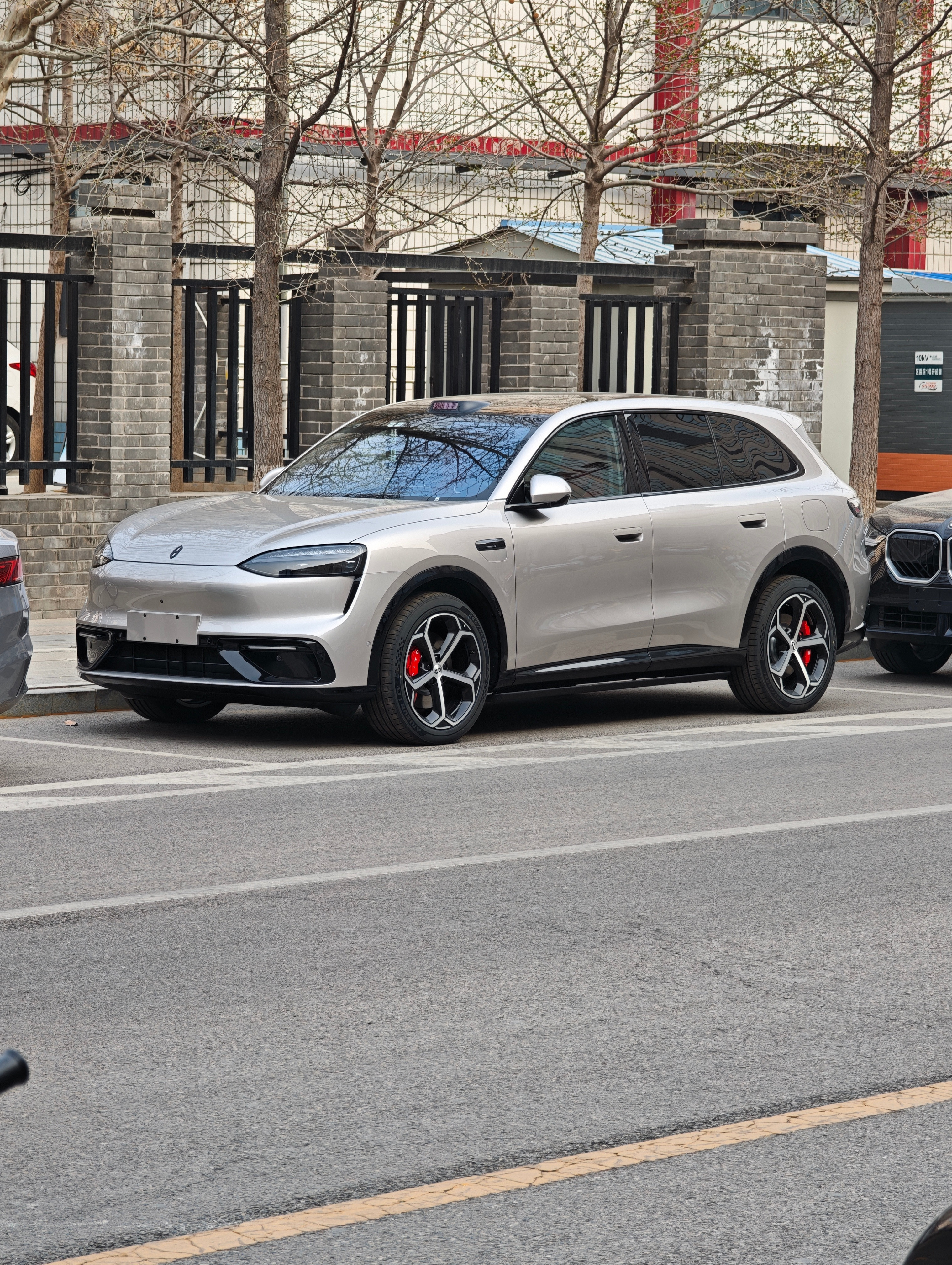 路遇问界M6，感受一下在自然光下的视觉效果~实车比我想象中要圆润很多，胖乎乎的图