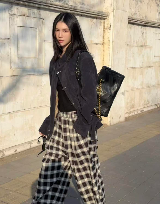 何穗当妈后状态大回春穿麂皮绒夹克+格子裤，时髦又减龄！