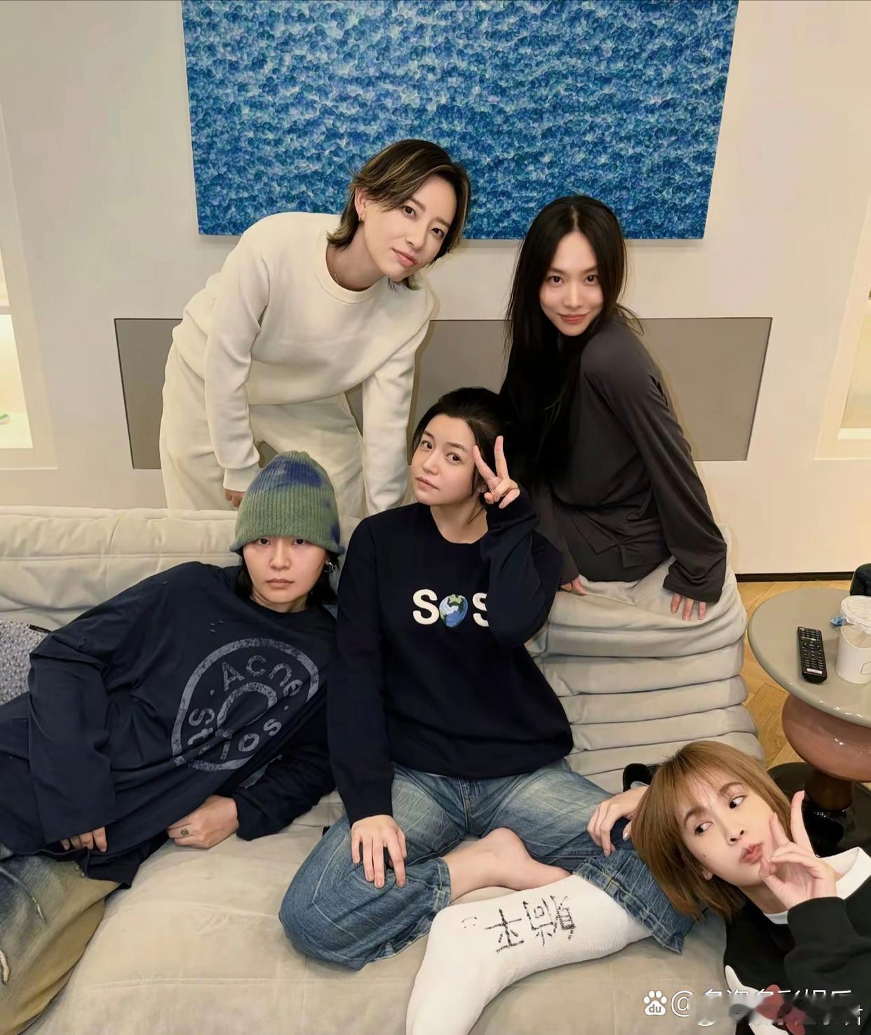 陈妍希在脚上石膏上竟然写了两个字！她与杨丞琳李斯丹妮等姐妹聚会，大家在一起很开心