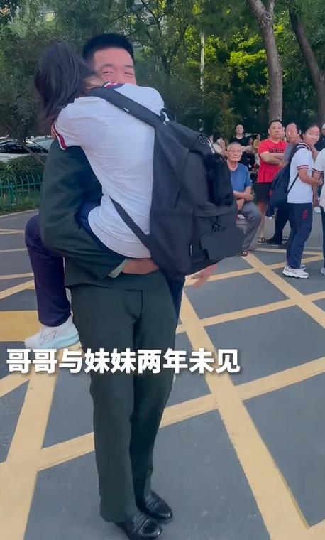 9月12日，山东淄博，一个女生放学刚出校门，突然尖叫着往前冲，原来她在人