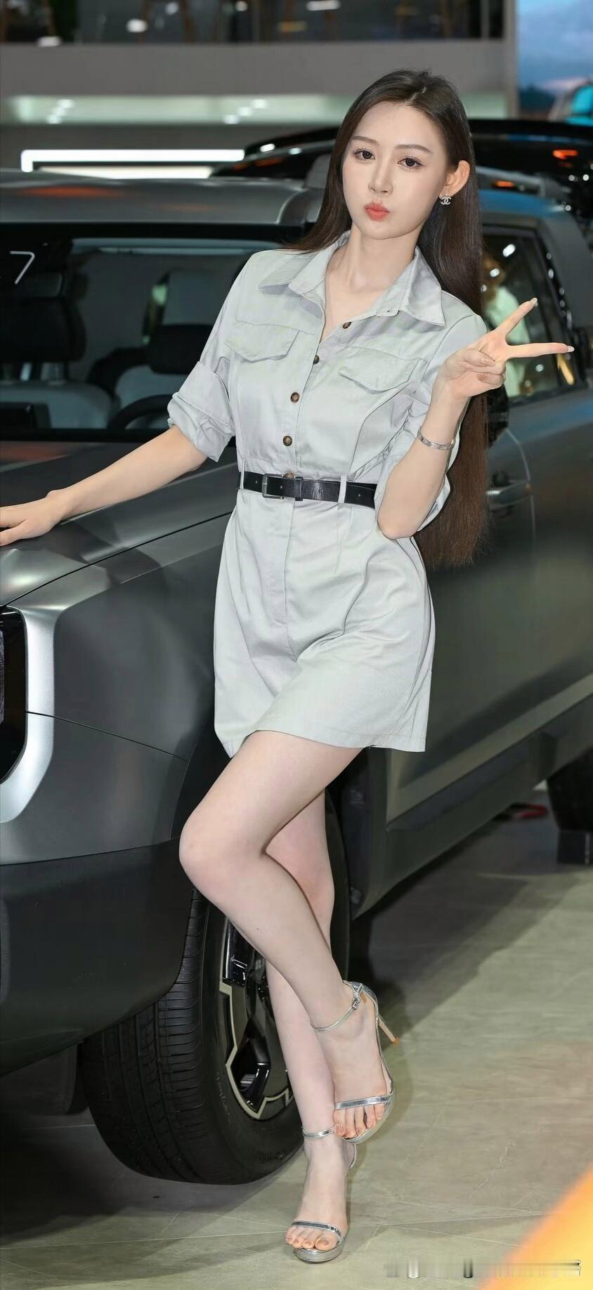 浅灰色连衣裙搭配高跟鞋，简直是优雅气质的代名词！就像“浅灰色缎面挂脖连衣裙+光泽