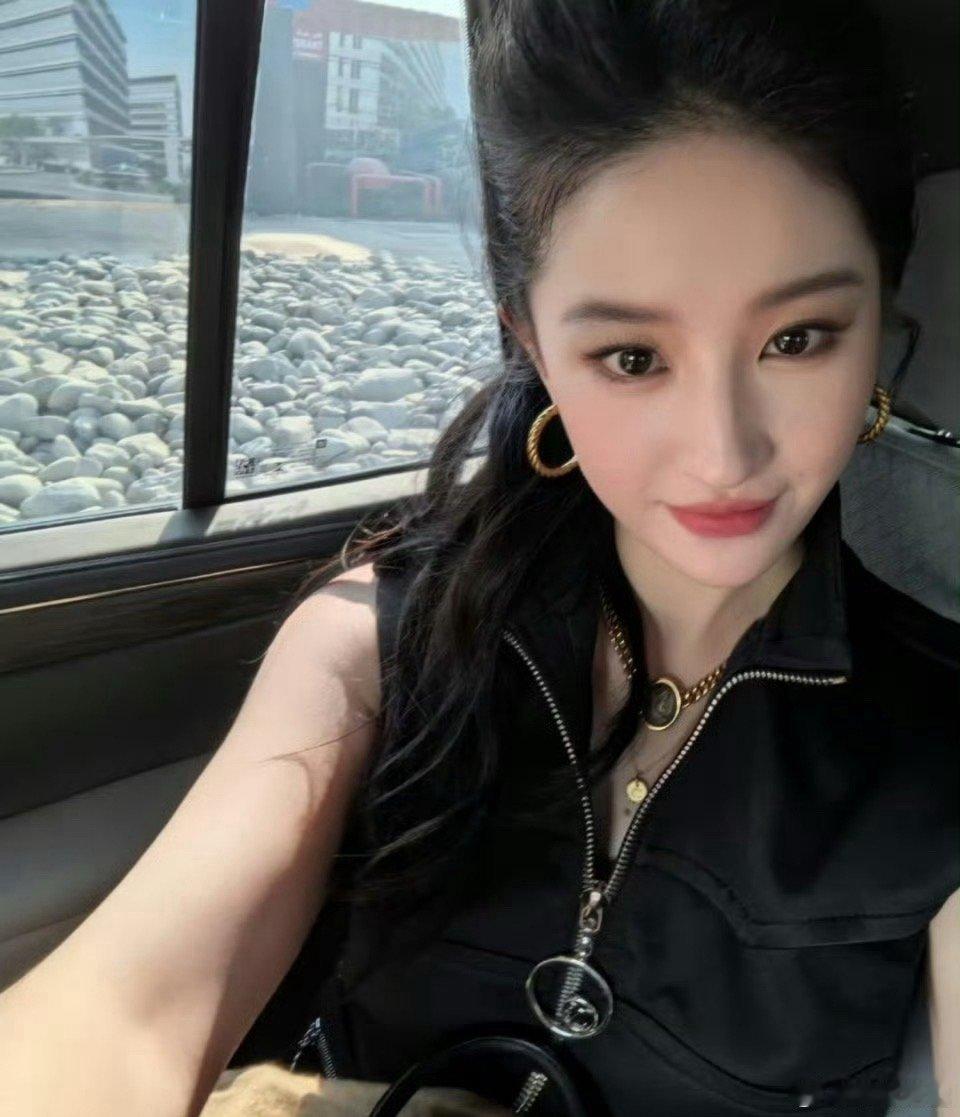 刘亦菲能火这么多年，不是没有道理的！当刘亦菲以一身利落黑裙亮相F1阿布扎比赛