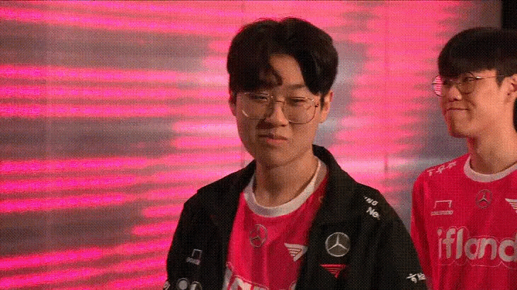 Faker:你们四个还能笑出来啊？？？四小只:肯定得笑啊，你再不回来，我们再输
