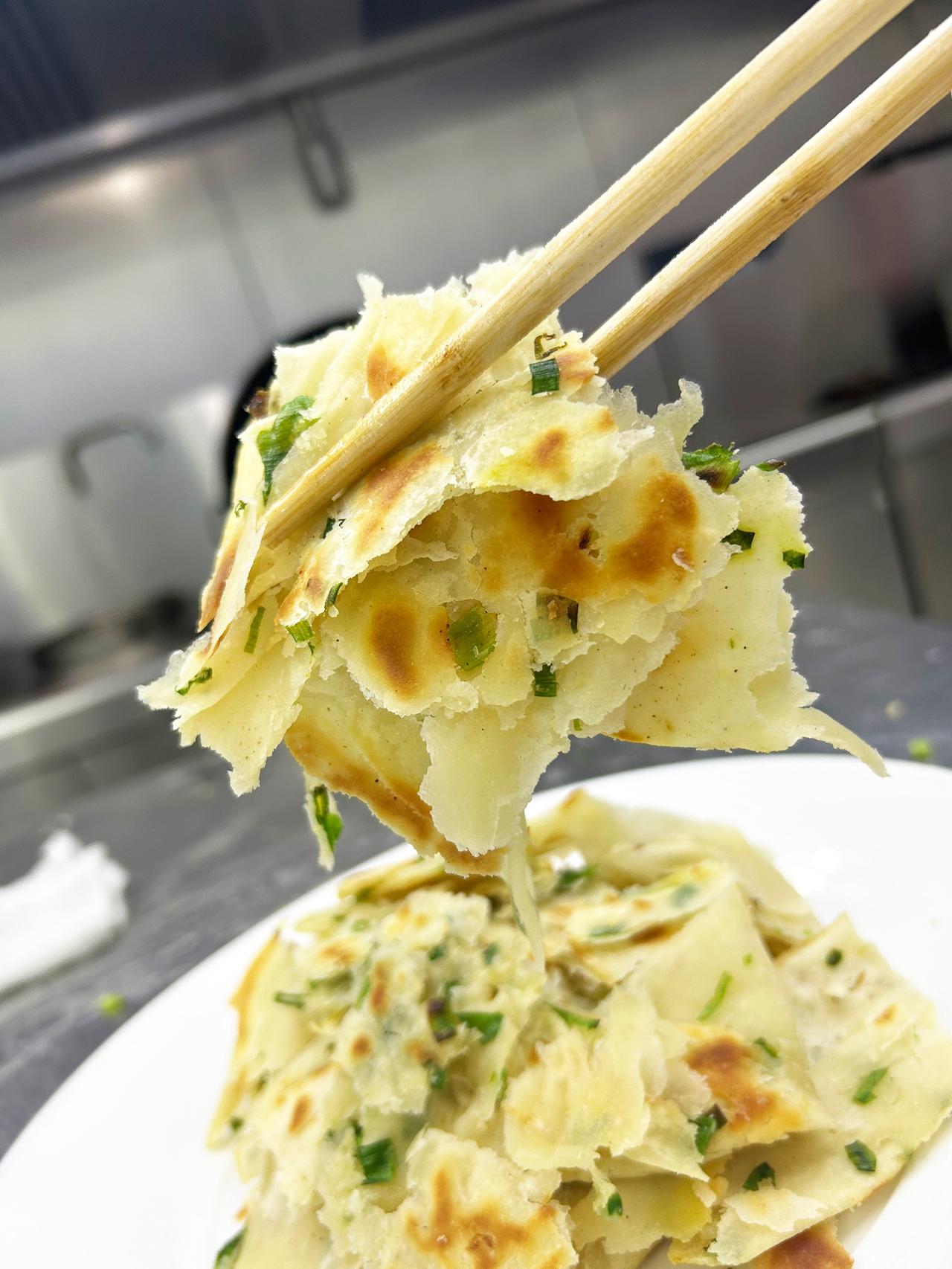 一盘刚出炉的葱油饼，真香！烙饼葱油饼手工千层葱油饼