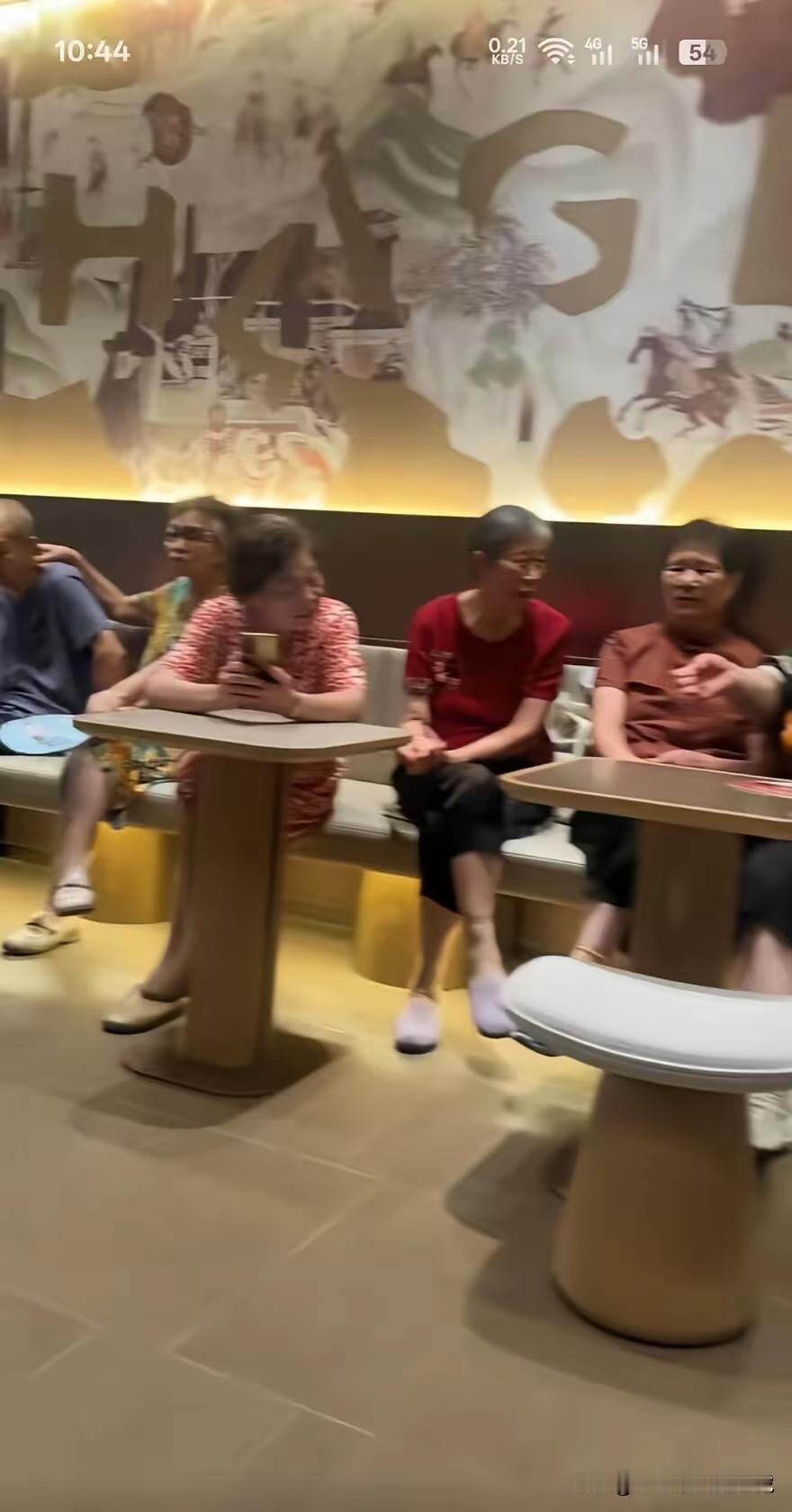 看到每天都到店里蹭空调的老人，老板犯难了，赶也不是，不赶也不是。一群老人，天天
