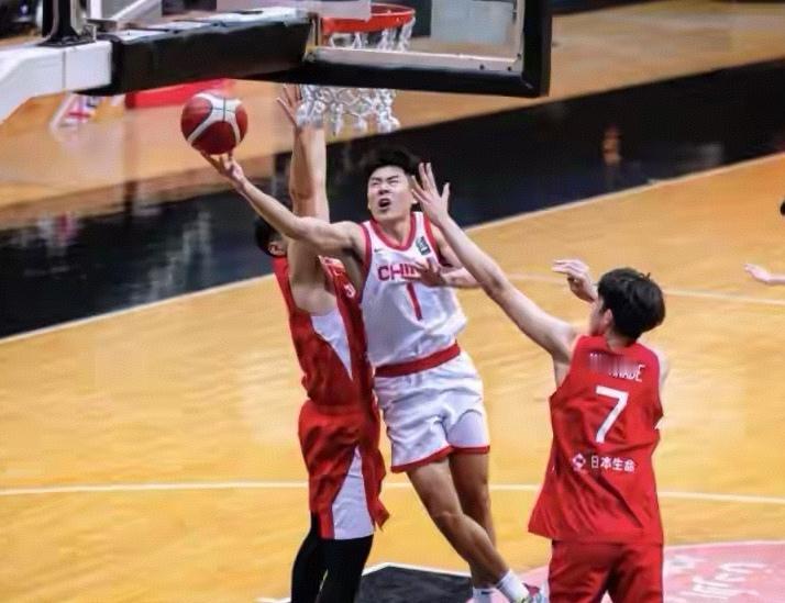 中国U18男篮没有CBA比赛的痼疾，因而打出了流畅的团队进攻篮球！澳队有关人
