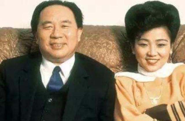 1999年，中国前首富牟其中坐着奥迪上班，途中被捕，一同被捕的还有他的小姨子夏宗