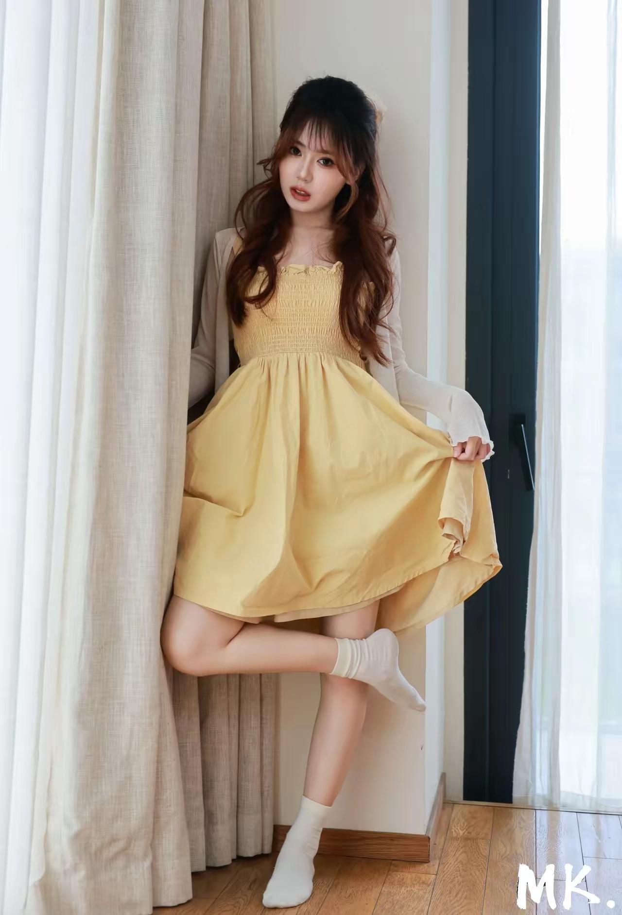 白袜黄衣小美女！黄色吸睛，白色更吸睛，小美女这样穿搭，真是甜……