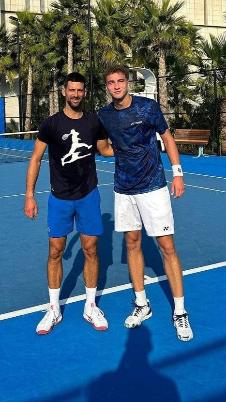 德约科维奇腿变粗了，移动也变慢了图1是你闹2023年在迪拜冬训（陪练是马其顿三