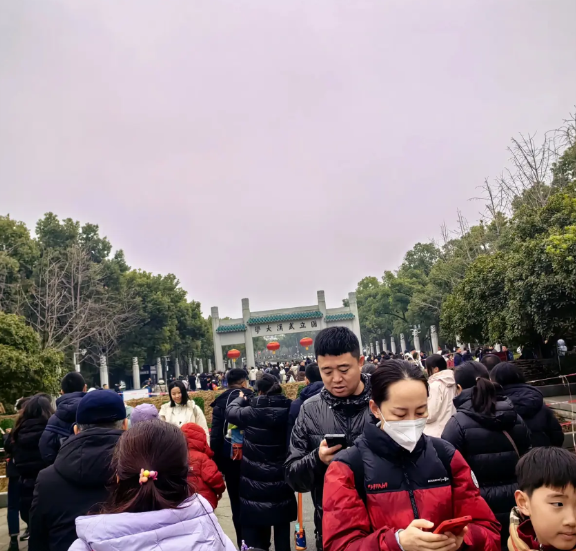 都是名校，并且门对门，但武汉大学和华中师范大学的人气相差就是这么悬殊，你说气不气