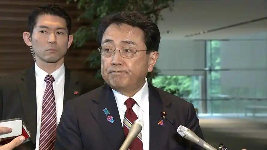 被中国稀土掐死七寸！极右翼的日本这回真的开始歇斯底里了日本经济部长赤泽亮刚抵达