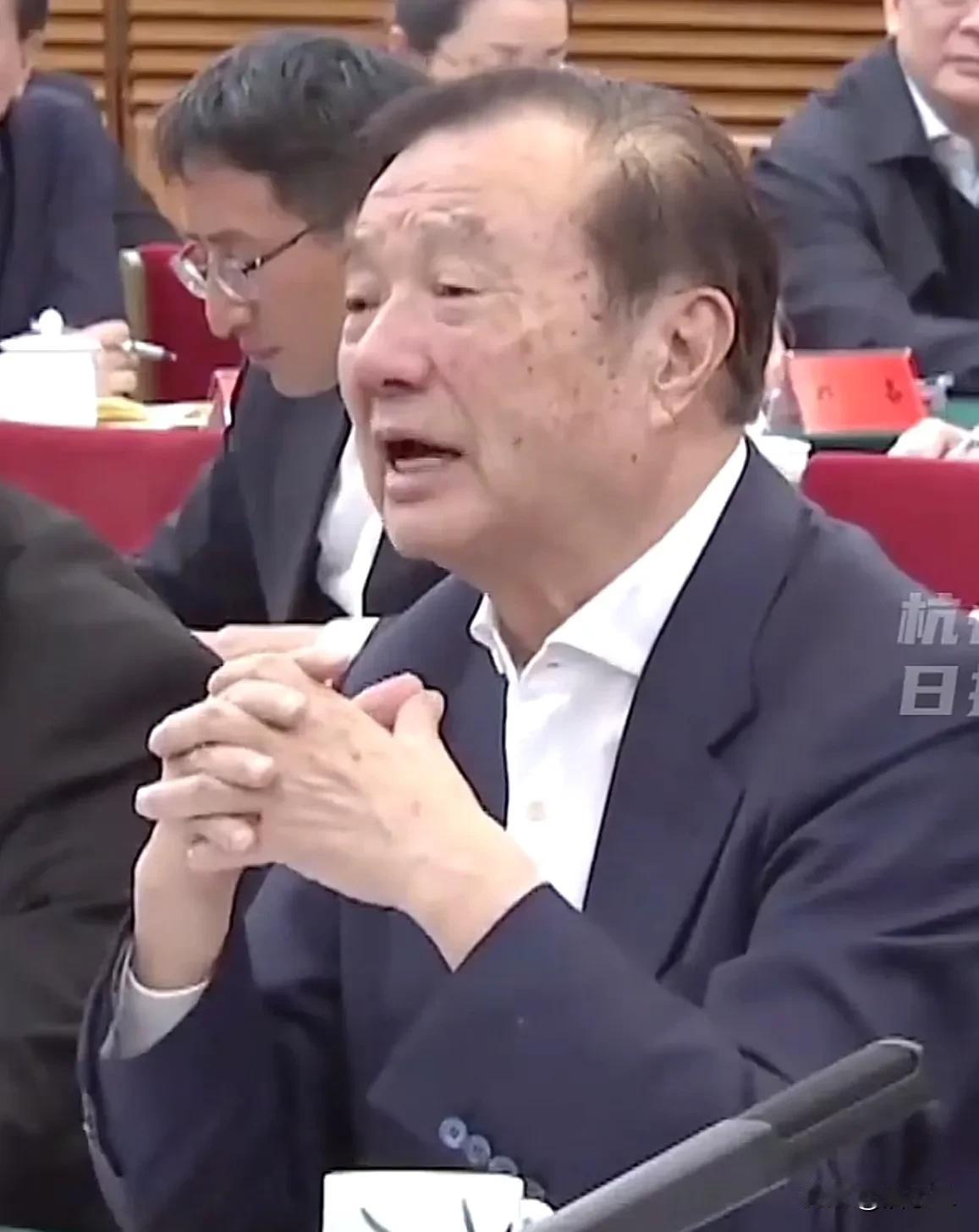 任正非出席民营座谈会的照片让我心里很不是滋味。照片里，80岁的他身形不再挺拔