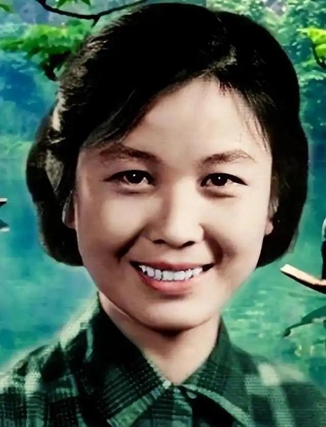 1968年，严凤英趁着丈夫熟睡，来到床头柜前，将事先准备好的100片安眠