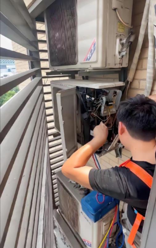 南京一个空调修理工，顶着38度高温干完活，客户多给了七十块钱，他下楼买了瓶冰可乐