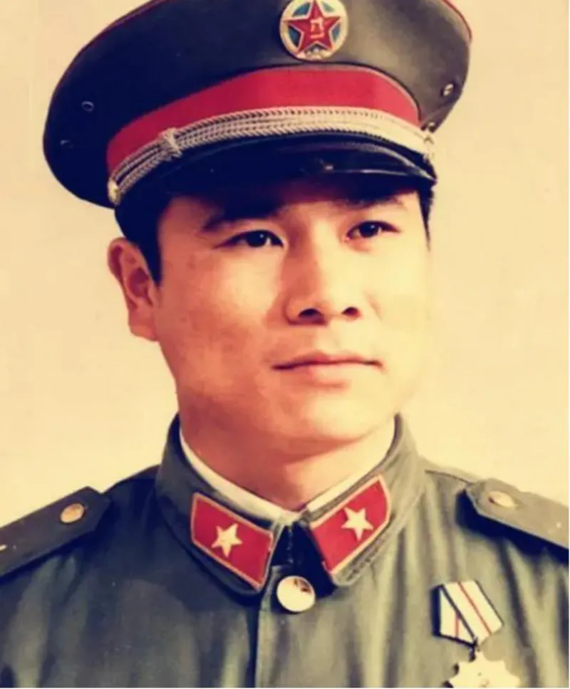 1979年中越战争，班长黄招强在清点人数时，习惯性喊了句“口令”，没想到，正是因
