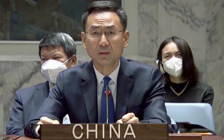 这招太狠了！ 9月26日，在联合国大会的舞台上，中国常驻联合国副代表耿爽直接