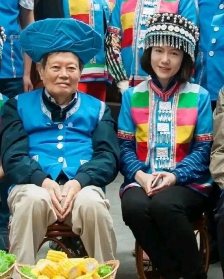 这是2017年的时候，杨振宁携夫人翁帆，一同来到云南腾冲，换上特色的民族服装，和