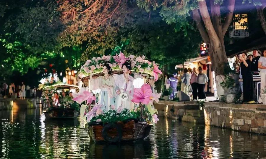 根据最新数据，端午假期长三角文旅市场表现强劲：铁路客流达1700万人次（同比增
