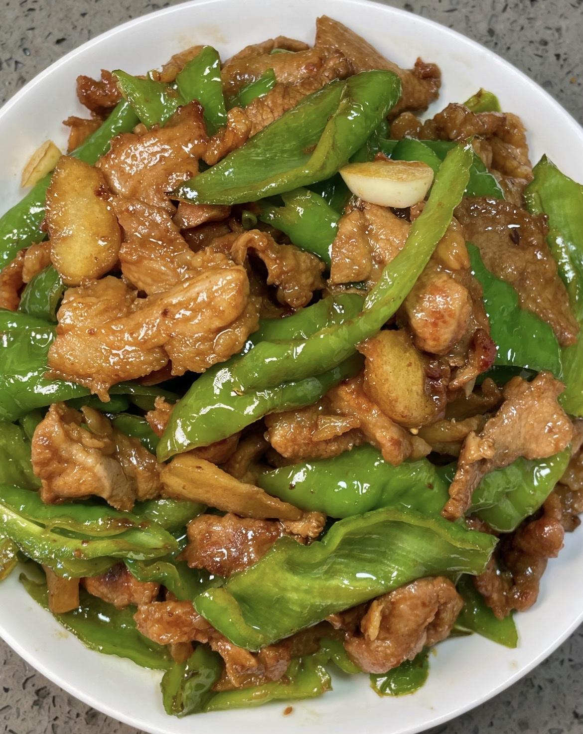 终于找到一个省钱的好办法：一家四口吃饭，我只炒一个菜，炒满满一大盘。以前一顿