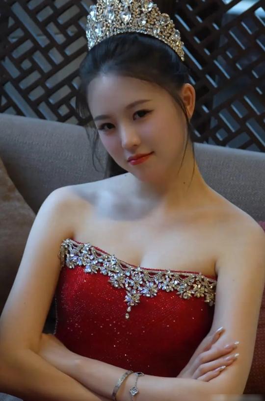 谁能想到，一个学土木工程的19岁女大学生，陪朋友去选美，结果一路杀成了世界小