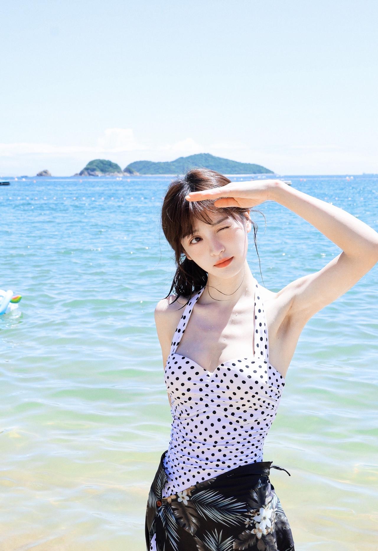 田曦薇，好干净的一张脸！田曦薇泳裝海边纯欲穿搭度假穿搭