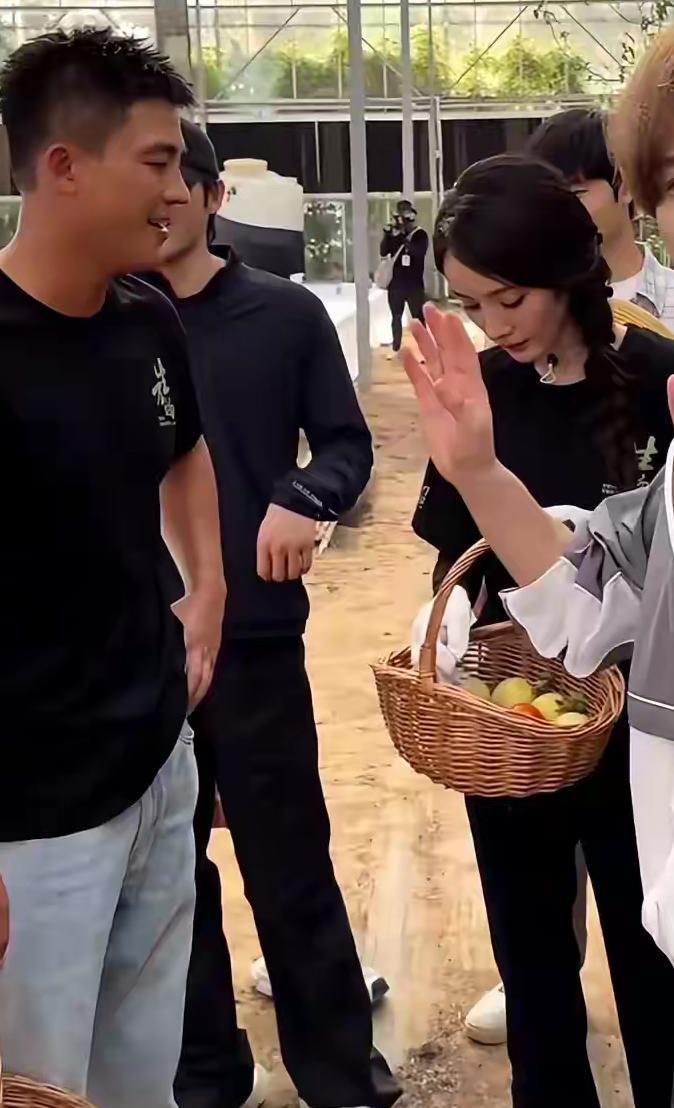 《生万物》热播！欧豪杨幂菜园子“接地气”互动引热议[比心]近日，刷到《生万物》