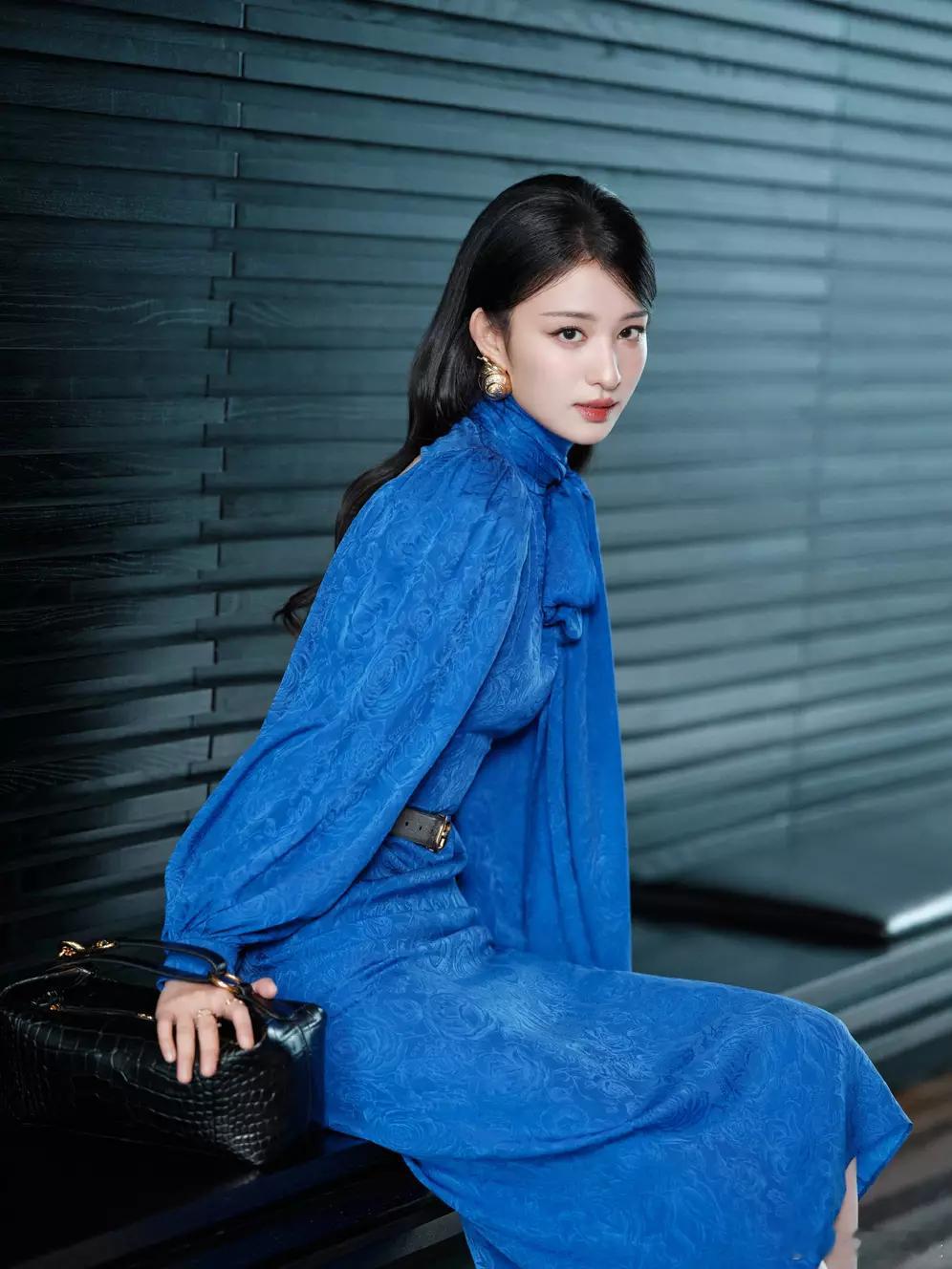 王楚然穿宝蓝色礼裙秀好身材！戴珍珠耳饰气质优雅