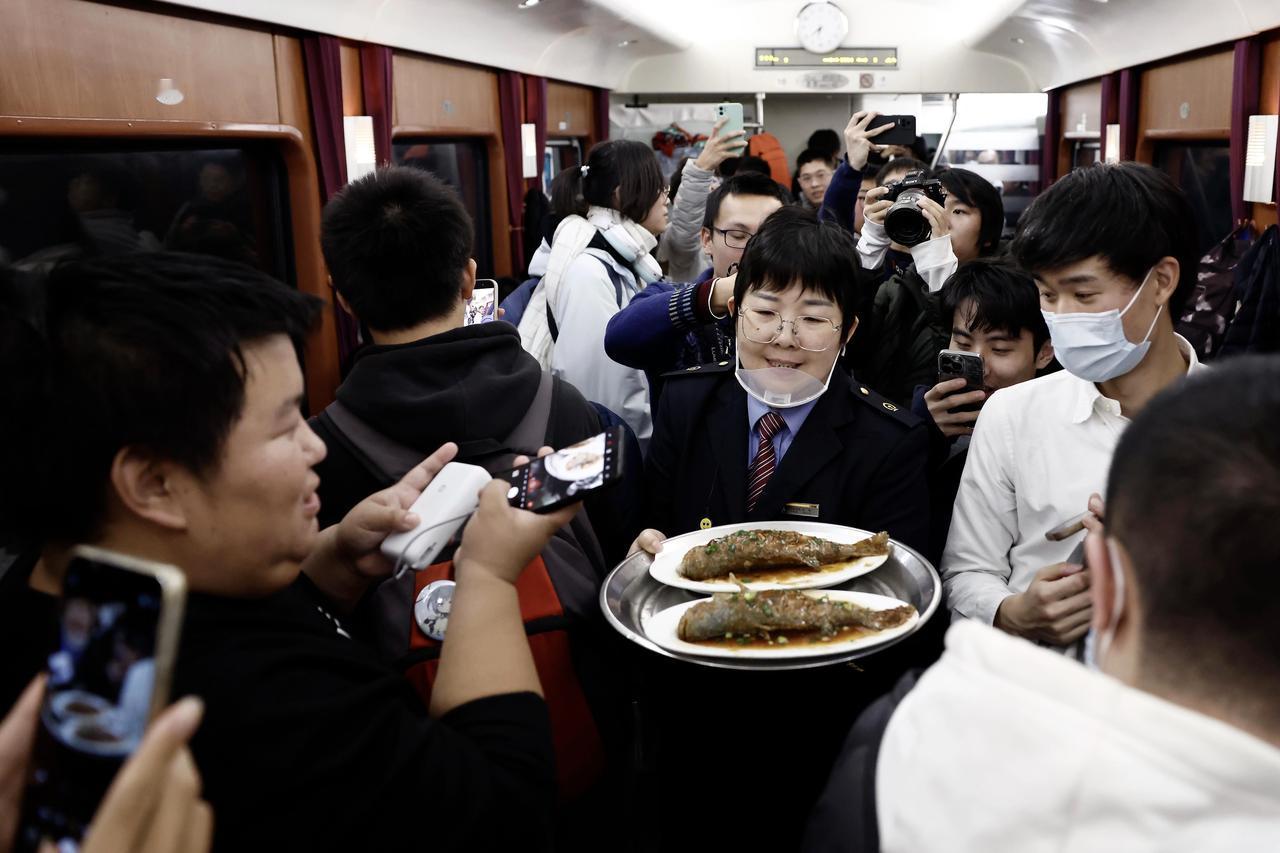 不知道你们发现没？随着绿皮火车淡出人们视野15块钱一份的现炒火车餐，也正在从