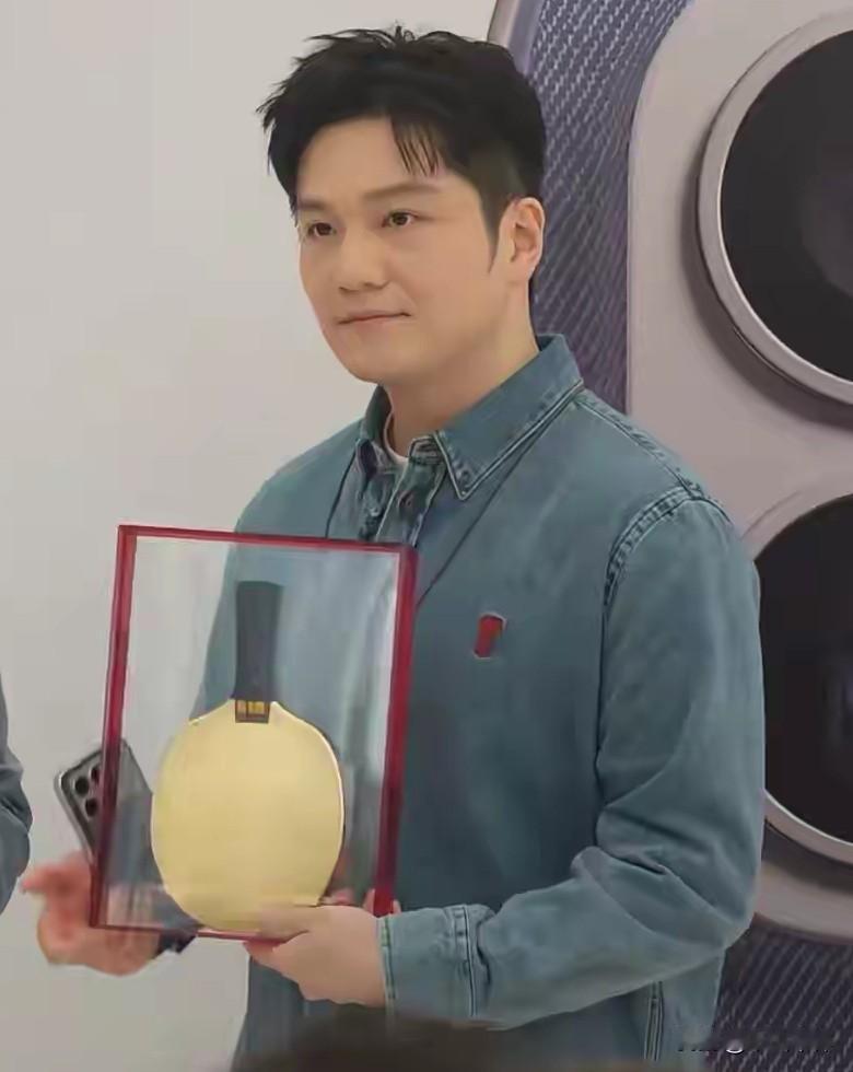 樊振东喜事连连，刚获得全运会乒乓球男单金牌，又喜得雷军赠送他的金拍！这是小米创