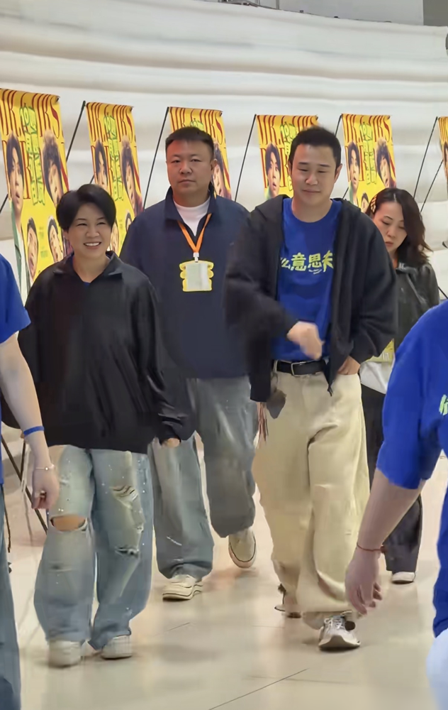 沈阳街头有人拍到小沈阳两口子，沈春阳瘦得差点没认出来。跟以前圆脸盘判若两人，评论区直接炸了，都在问是