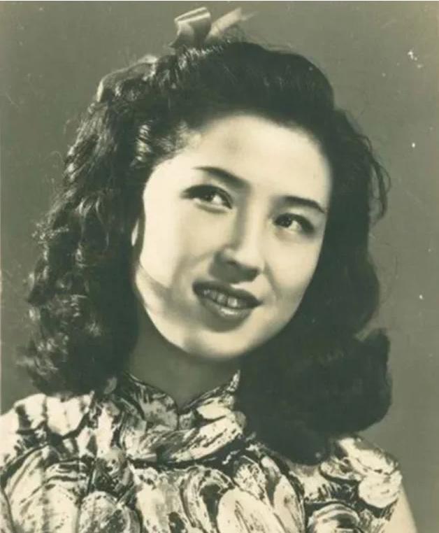 1965年，杜月笙的四姨太姚玉兰外出和朋友打桥牌时，突然感觉浑身燥热，心慌不止，