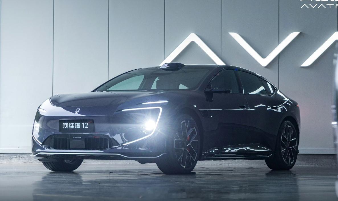 看了下新款阿维塔12也改成头上长犄角方案，门把手改成半隐藏式车门把手。另外在B柱