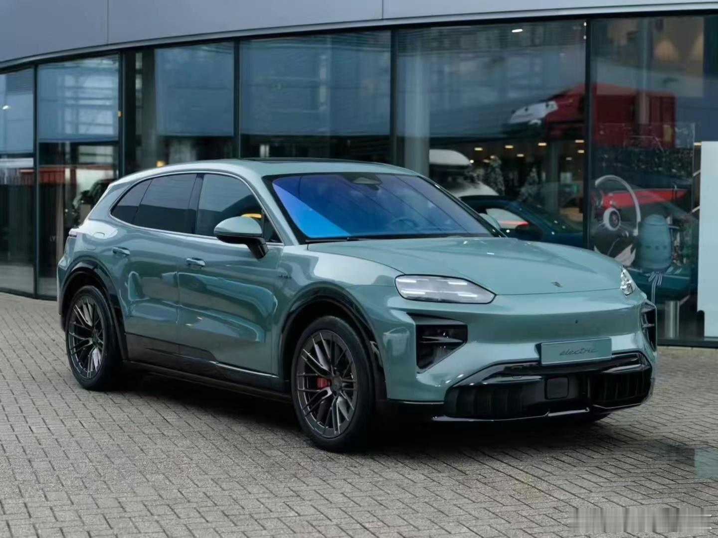 越来越像国产新能源了，新款保时捷卡宴，车头还行，车尾还有挺大提升空间的。