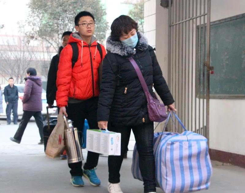 一个学生家长，孩子小学时候经常考双百，那一看就是上一中的好苗子。然后把老房子买了