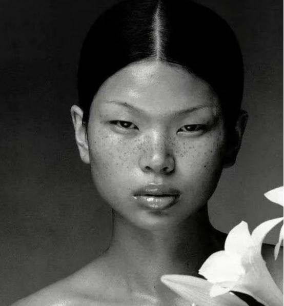 1999年，18岁满脸雀斑的吕燕去面试模特，一个男人却对着她说：“你真漂亮，真