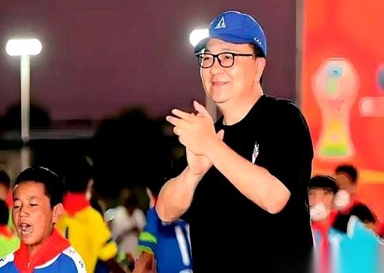 网传的一段视频里，足球评论员董路猛地一拍桌子，放下一句狠话：“一年内，谁能再送一