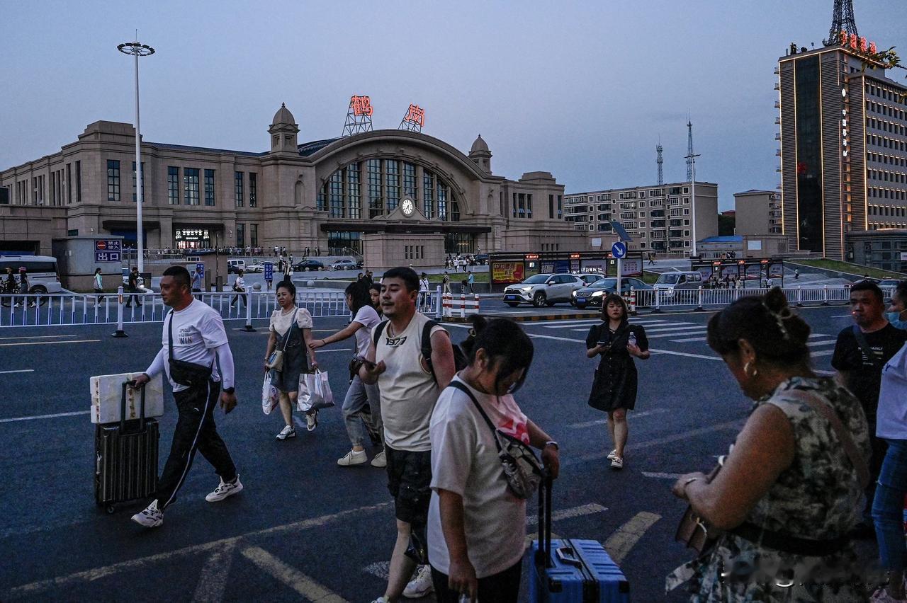 嘿，鹤岗这座“收缩界”的城市最近可是闹得满城风雨，如同一位低调的赢家，即将兴建机