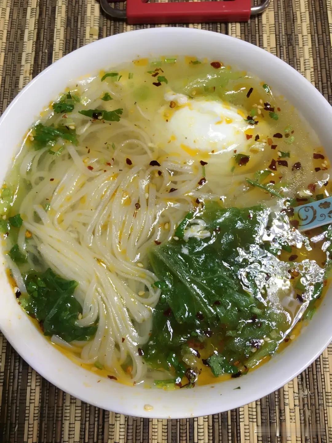 还是一碗清汤面最得劲。北方的面食种类多种多样，虽然河北面食排不上号，但也是面