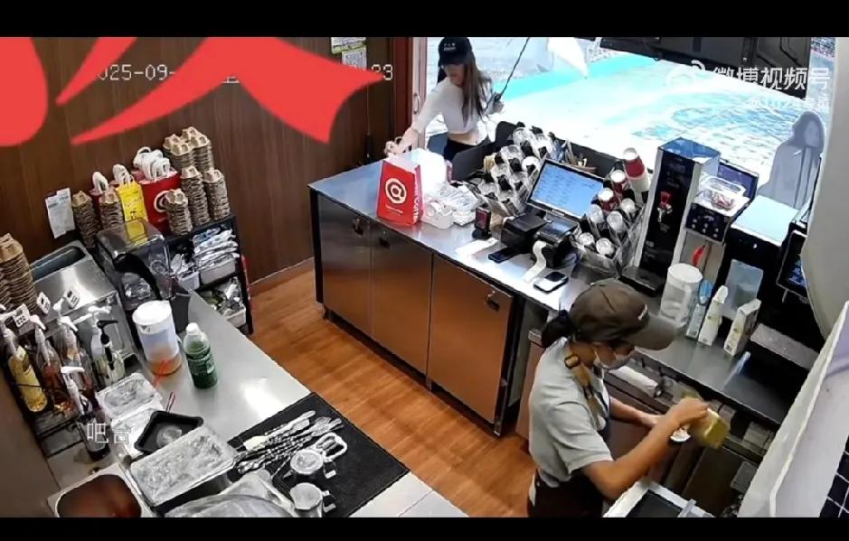 这女子的行为简直是不可理喻，她倒掉的不只是一杯奶茶，同时也让她的修养和素质碎了一
