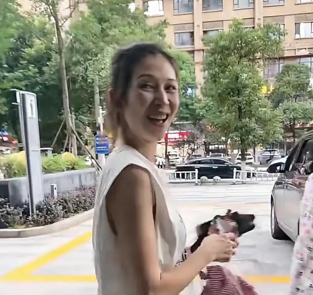 路人镜头下的女明星也不过如此……