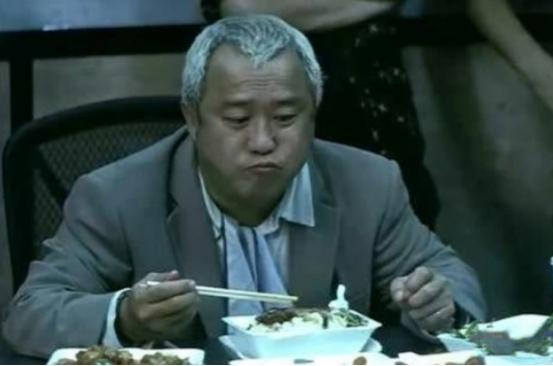 港片里大佬为什么都爱吃廉价盒饭？盒饭和街头火锅之所以是一些香港黑帮大佬的最爱，很